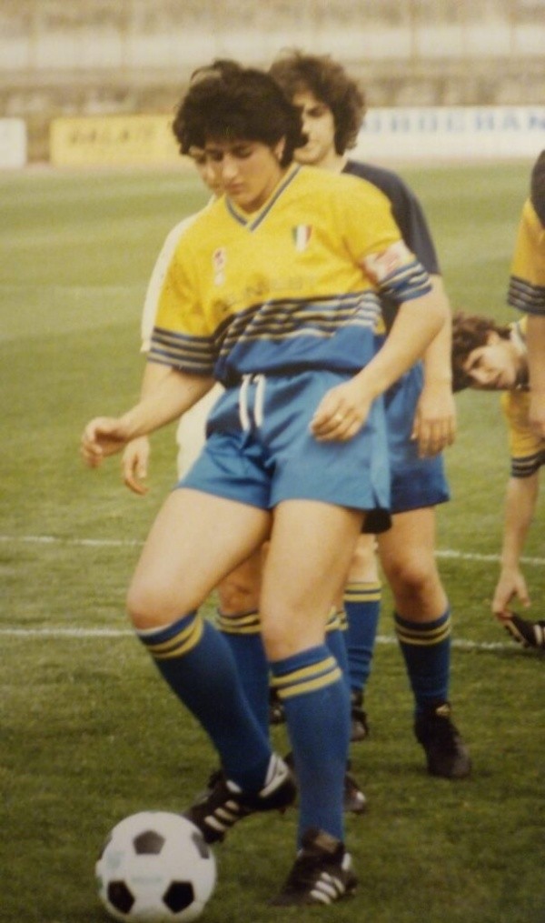 La camiseta azul y amarilla del Associazione Calcio Femminile Giugliano.