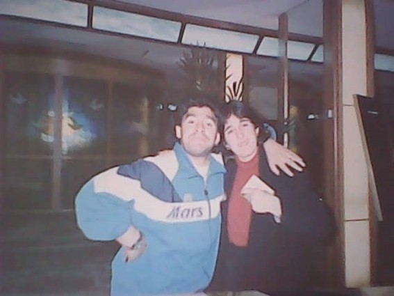 Maradona con Carta en otro encuentro.