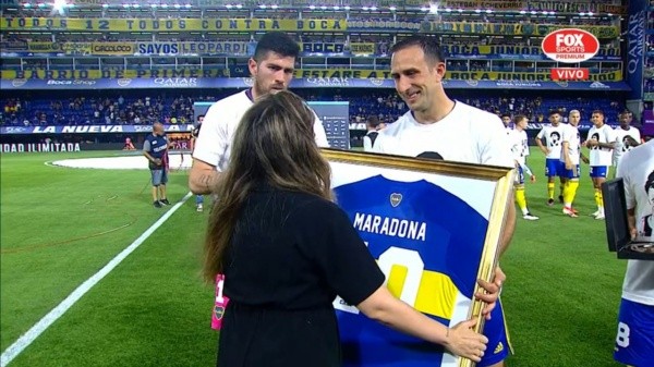 Dalma Maradona recibió una camiseta de Boca con el dorsal 10 y el apellido del más grande de todos los tiempos. (Fox Sports Premium)