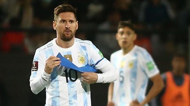 Messi entró y le devolvieron la cinta. (Foto: Getty Images)