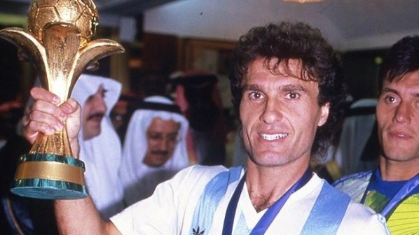Foto: Oscar Ruggeri con la Copa (AFA.com.ar)