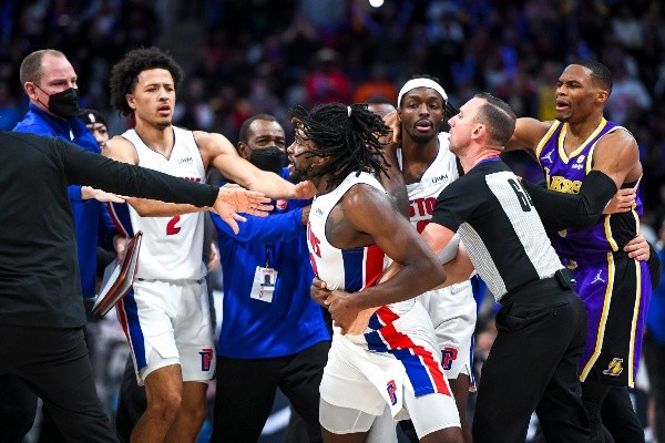 Isaiah Stewart, enloquecido por el golpe que le propinóLeBron James (Foto: Getty)