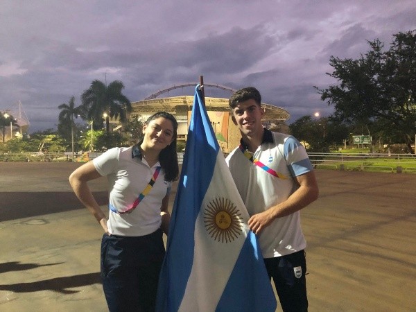 Los abanderados del cierre: Valentina Podestá y Valentino Rossi.