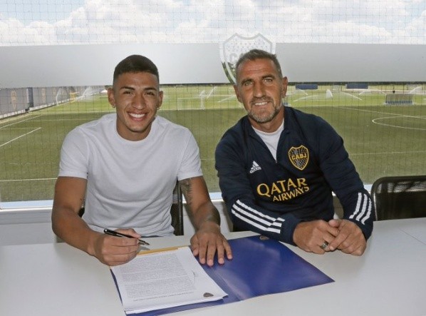 Equi con Cascini firmando su vínculo (Foto: Prensa Boca)