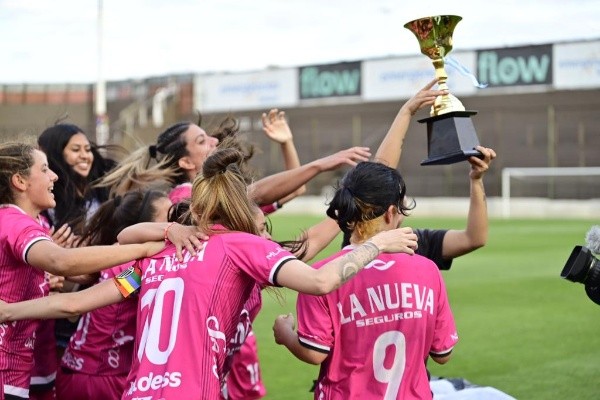 Estudiantes de Buenos Aires ascendió junto con Ferro.