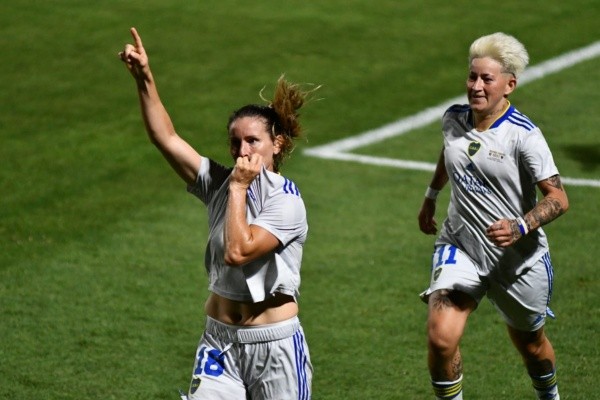 Huber celebra su gol y Yamila Rodríguez la alcanza.