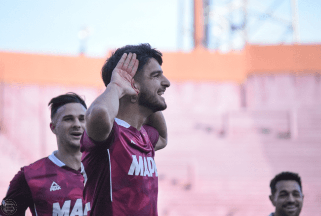 López, seguido por Scaloni. (Foto: Lanús)