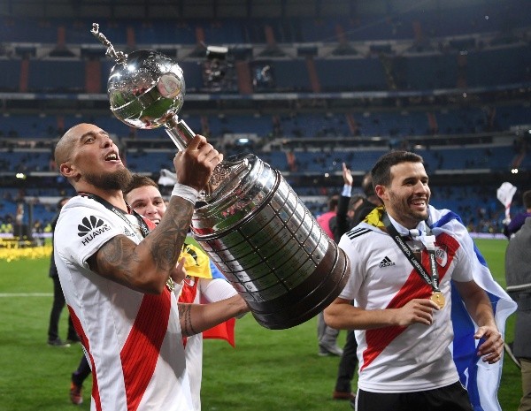 Jonatan Maidana alzando la Copa Libertadores 2018 con River (Foto: GettyImages)