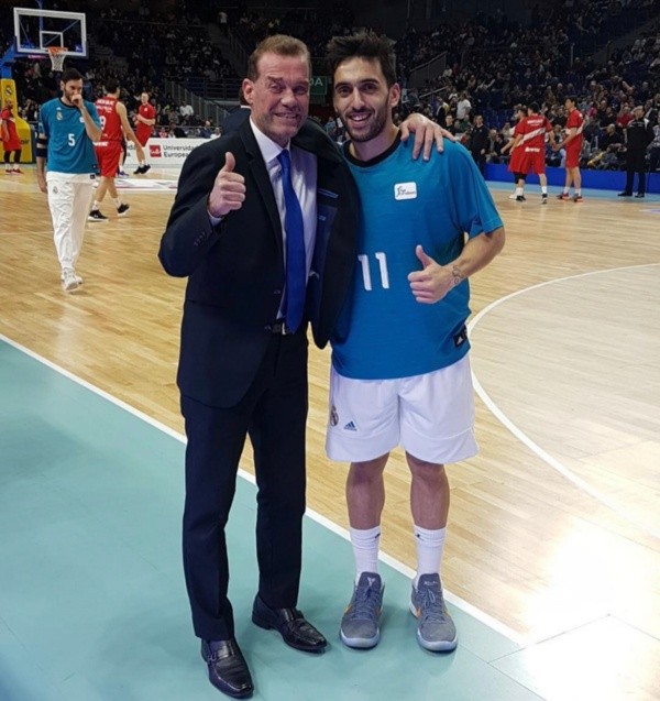 Néstor García, el nuevo DT de la Selección de básquet, con Facu Campazzo.