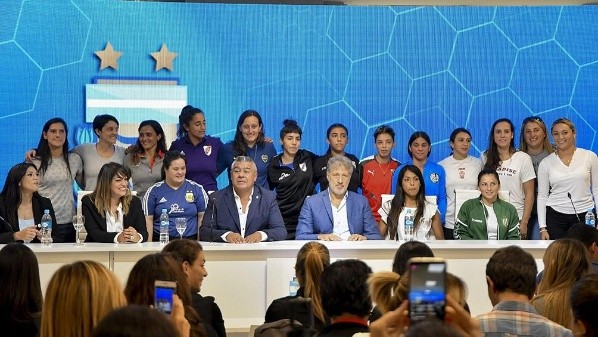 Chiqui Tapia el día que se anunció la profesionalización del fútbol femenino.