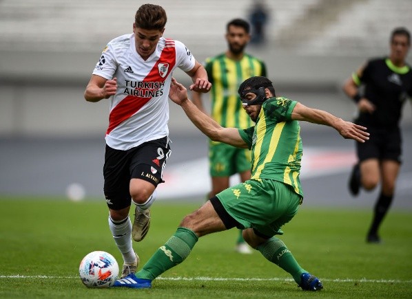 Emanuel Insua y un prominente quite a Julián Álvarez en un River – Aldosivi (Getty)
