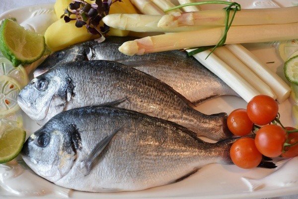 Pescado, otra de las comidas recomendadas para el verano. Fuente: (Getty images)