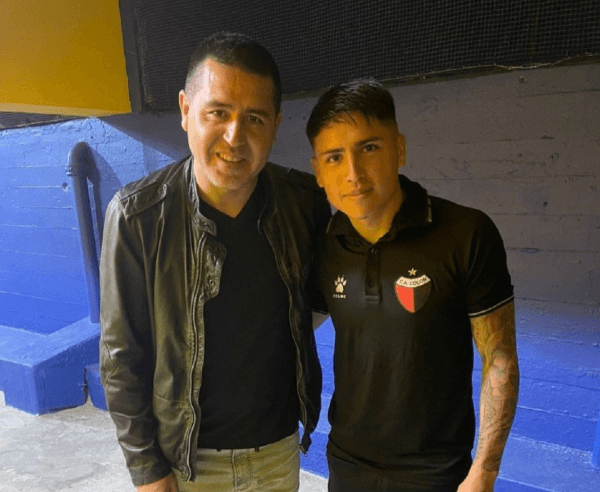 Juan Román Riquelme junto a Facundo Farías en La Bombonera