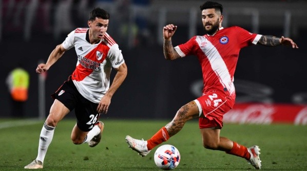 Elías Gómez marcando a José Paradela, Estadio Monumental    Foto: GETTY