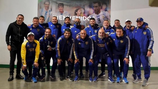 Martínez, en el centro, rodeado por Ibarra y Serna. En la punta, Riquelme.