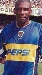 Dinas, con la camiseta de Boca