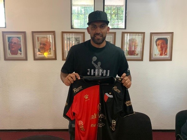 Wanchope posa con la de Colón. (Foto: Colón)