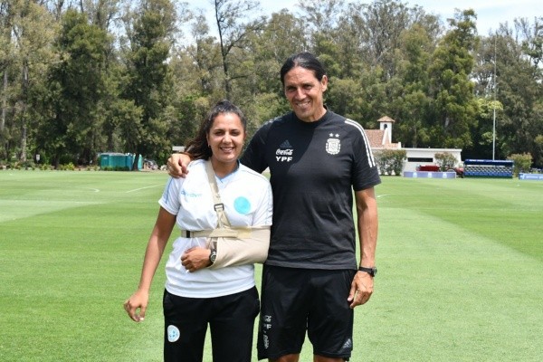 Germán Portanova, DT de la Selección, con Daniela Díaz, ahora ex DT de Belgrano.
