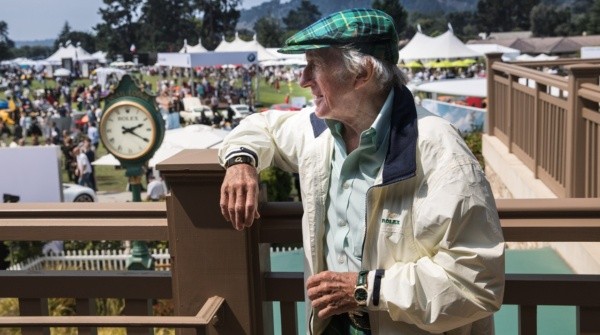 Singarella definiendo con ambas camisetas (PRENSA AFA / CAH)