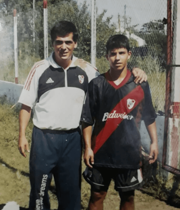 Sergio Agüero posando con la camiseta de River