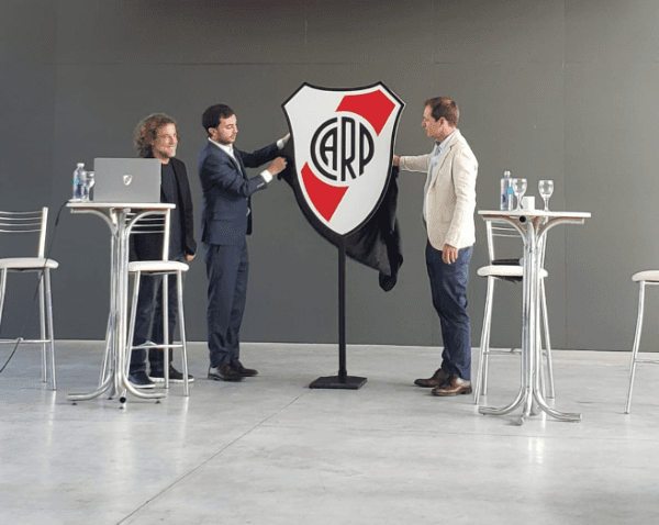 River presentó su nuevo escudo ante los socios    (Foto: La Página Millonaria)