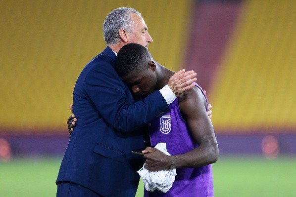 Alfaro junto a Caicedo (Getty)