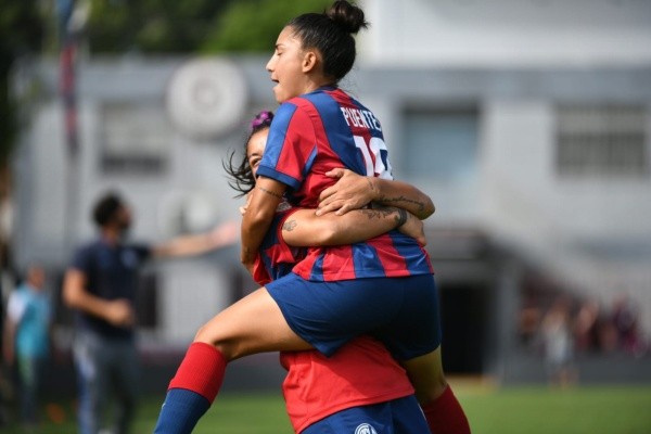 Karen Puentes festeja su gol. (PRENSA CASLA)