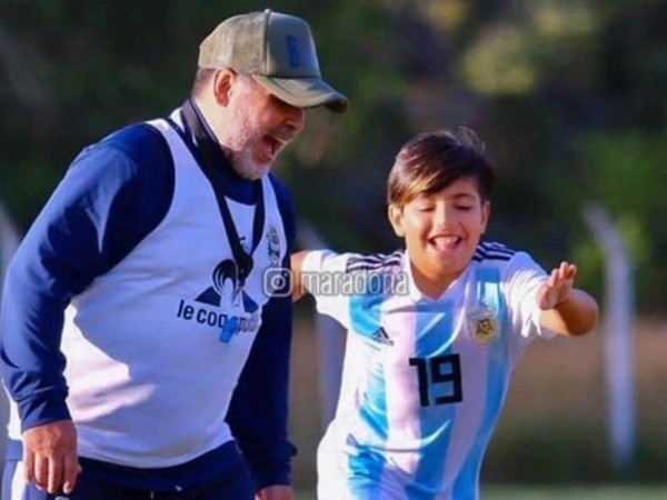 Benjamín junto a Diego Maradona (foto: Instagram).