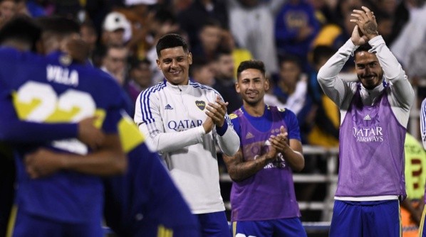 Alan Varela junto a Marcos Rojo y Nicolás Figal (GETTY)