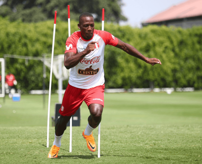 Advíncula, uno de los ausentes, se entrena en Perú. (Foto: @SelecciónPerú)
