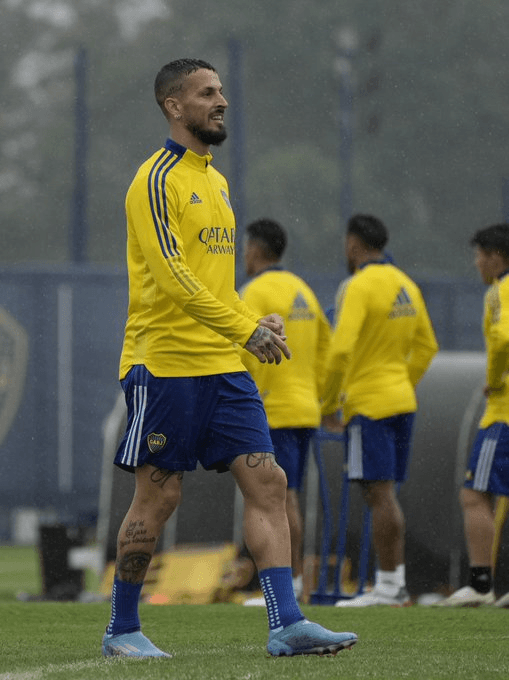 Benedetto, a la par del grupo. (Prensa Boca)