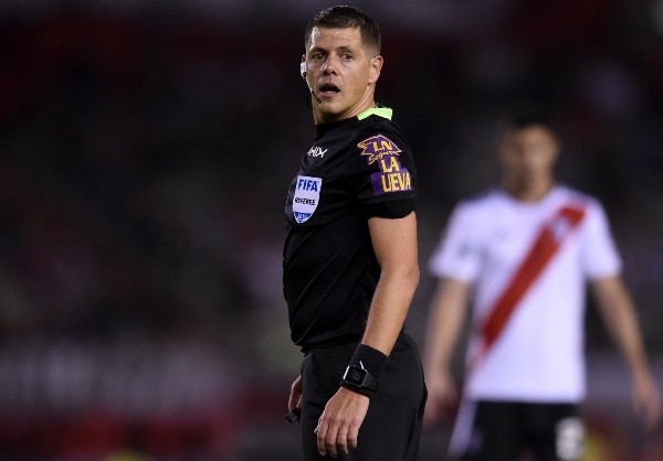 Delfino, al VAR de Boca-Arsenal. (Foto: Getty Images)