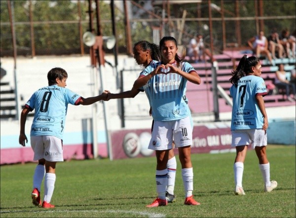 Falfán celebra y UAI Urquiza es puntero. (Prensa UAI)