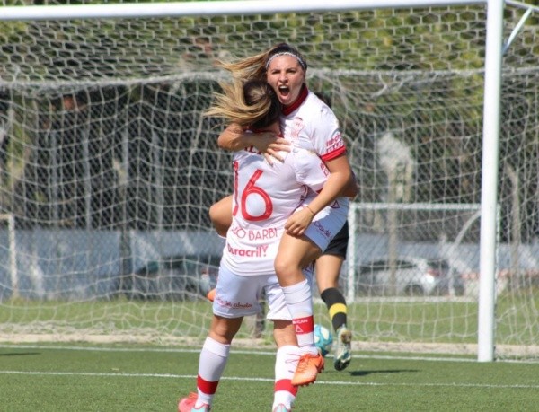 Brisa Campos metió los dos de Huracán (Prensa Huracán)