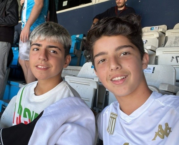 Benjamín Agüero y su amigo en la cancha de Racing (foto: Infierno Rojo)