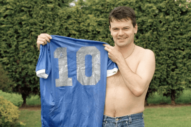Hodge con la camiseta de Diego. Foto: Getty.