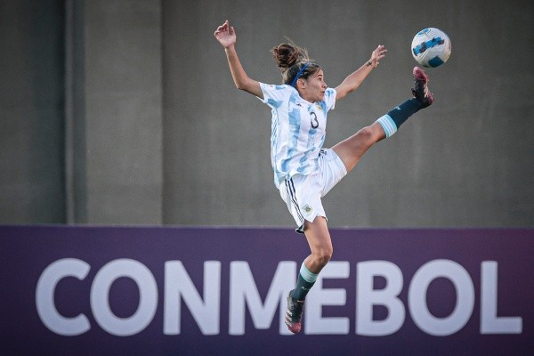 Celeste Dos Santos intenta dominar (Foto: CONMEBOL)