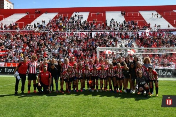 Estudiantes en su estadio. (FOTO: IG Estudiantes femenino)