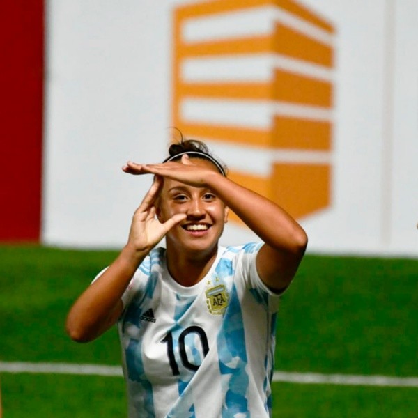 Dalila Ippolito en el festejo de sus goles. Foto: Prensa AFA