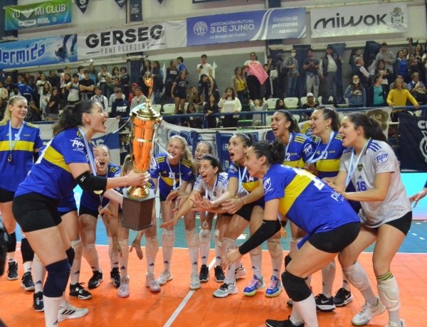 Chu Cossar con la copa. Foto: Voley FEVA