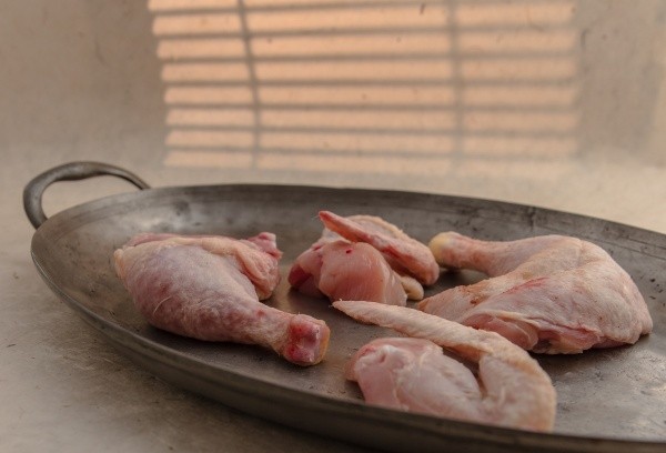 Paso a paso para deshuesar el pollo. Fuente: (Getty images).