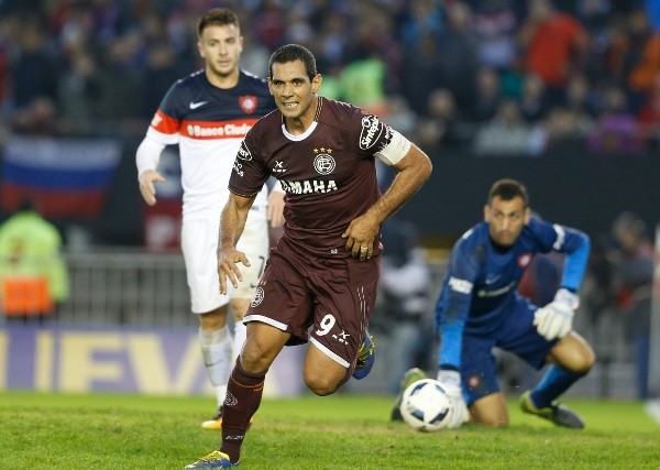José Sand fue goleador de tres campeonatos argentinos con la camiseta de Lanús (Foto: Getty Images)