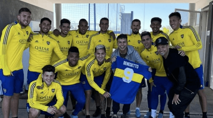 Mauro Zárate volvió a Boca y se sacó una foto con el plantel.