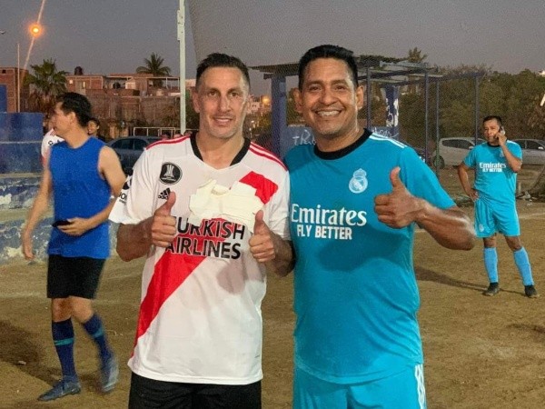 Chaco Giménez se tapó el escudo de River. (Foto: Getty Images)