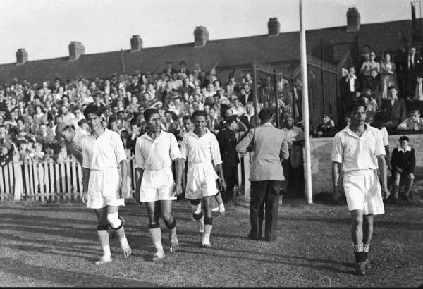 Futbolistas de la India jugando sin calzado