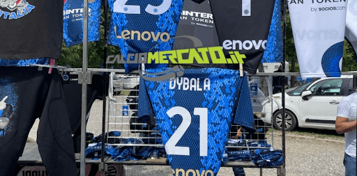 En Italia venden las camisetas de Dybala en Inter.