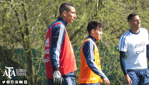 Di María atajando en un entrenamiento con la Selección en 2016. (Foto: @Argentina)
