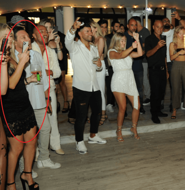 Jordan Belfort en la fiesta de Agüero (foto: @aguerosergiokun en Twitter)