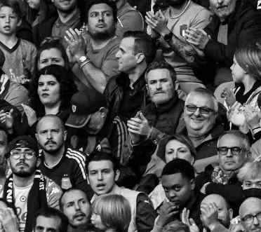 La foto viral en la que los hinchas encontraron a Diego. (Instagram: @aribo.photo)