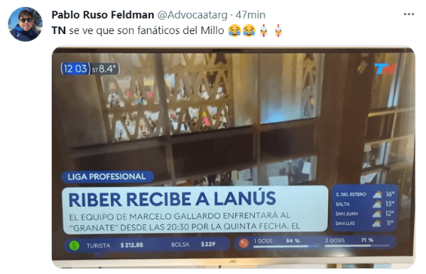 Los hinchas de Boca cargan a los de River por un zócalo de TN.